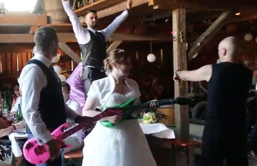 Hochzeitsbans mit Brautpaar - Luftgitarre Live Band